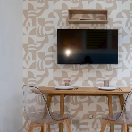 Calm And Design Metro Guichard Apartment